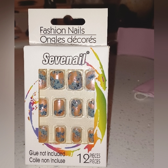 12 piece speckle/marbled design fingernail kit - Picture 3 of 3